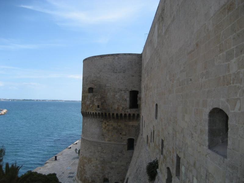 photo_004_the_Location_Aragonese_Castle_and_the_Navigable_Canal