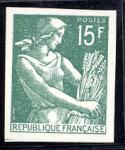 France_1957_Yvert_1116a-Scott_unadopted_15f_Moissonneuse_green_a_typo_ESS